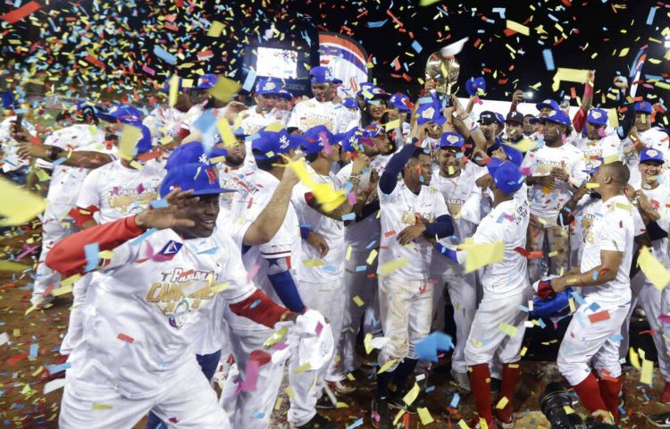 Los Toros de Herrera de Panamá celebran la obtención del campeonato de la Serie del Caribe de béisbol, tras derrotar en la final 3-1 a los Leñadores de Las Tunas de Cuba, en el estadio Rod Carew en la capital de Panamá, el domingo 10 de febrero del 2019. (AP Foto/Arnulfo Franco)