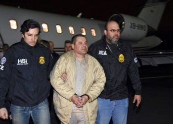 Agentes escoltan al narco mexicano Joaquín "El Chapo" Guzmán, centro, de un avión a una caravana de camionetas en el el aeropuerto MacArthur de Ronkonkoma, Nueva York. Foto: U.S. law enforcement via AP.