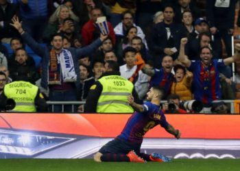 El delantero Luis Suárez anota el primer gol del Barcelona en el partido contra el Real Madrid en la vuelta de la semifinal de la Copa del Rey, el miércoles 27 de febrero de 2019. Foto: Manu Fernández / AP.