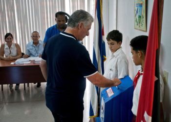 El presidente cubano Miguel Diaz-Canel vota en un colegio electoral del municipio habanero de Playa, en el referendo constitucional cubano el 24 de febrero de 2019. Foto: Ramón Espinosa / POOL / EFE.