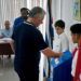 El presidente cubano Miguel Diaz-Canel vota en un colegio electoral del municipio habanero de Playa, en el referendo constitucional cubano el 24 de febrero de 2019. Foto: Ramón Espinosa / POOL / EFE.