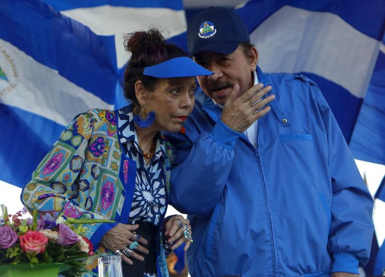 El presidente de Nicaragua, Daniel Ortega, y su esposa y vicepresidenta, Rosario Murillo, presiden una concentración en Managua en 2018. Foto: Alfredo Zuniga / AP / Archivo.