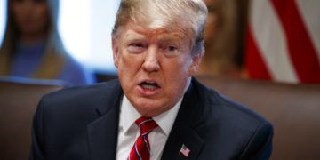 El presidente Donald Trump conversa durante una reunión del gabinete en la Casa Blanca en Washington, el 12 de febrero de 2019. Foto: Evan Vucci / AP.