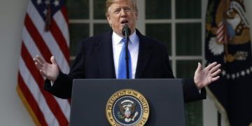 El presidente Donald Trump dice que declarará una emergencia nacional para construir un muro en la frontera con México, en el rosedal de la Casa Blanca, Washington, el viernes 15 de febrero de 2019. Foto: Evan Vucci / AP.