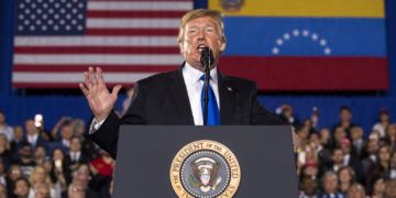 El presidente Donald Trump habla ante una comunidad de estadounidenses de origen venezolano en la Universidad Internacional de Florida en Miami, Florida, el lunes 18 de febrero de 2019. (AP Foto/Andrew Harnik)