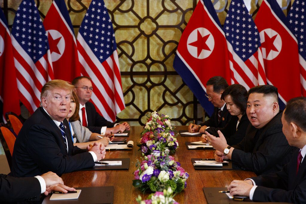 Donald Trump escucha mientras el líder de Corea del Norte, Kim Jong Un, responde a una pregunta de reporteros durante una reunión, el 28 de febrero de 2019, en Hanói, Vietnam. (AP Foto/ Evan Vucci)