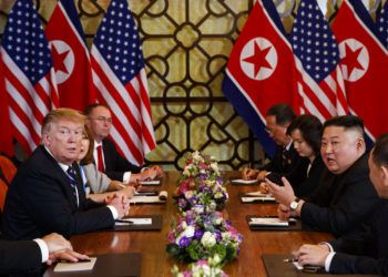 Donald Trump escucha mientras el líder de Corea del Norte, Kim Jong Un, responde a una pregunta de reporteros durante una reunión, el 28 de febrero de 2019, en Hanói, Vietnam. (AP Foto/ Evan Vucci)