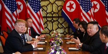 Donald Trump escucha mientras el líder de Corea del Norte, Kim Jong Un, responde a una pregunta de reporteros durante una reunión, el 28 de febrero de 2019, en Hanói, Vietnam. (AP Foto/ Evan Vucci)