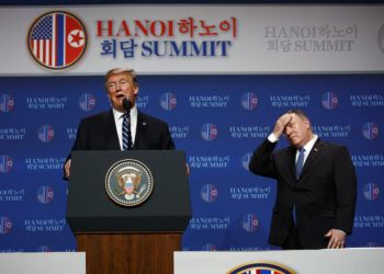 El presidente Donald Trump ofrece una conferencia de prensa acompañado por el secretario de Estado, Mike Pompeo, tras una cumbre con el líder de Corea del Norte, Kim Jong Un, el 28 de febrero de 2019, en Hanói, Vietnam. Foto: Evan Vucci / AP.
