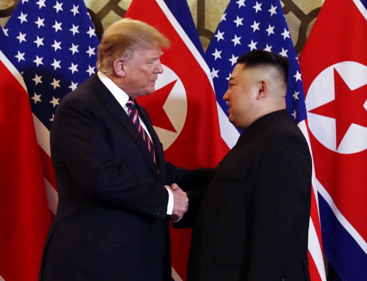 El presidente estadounidense Donald Trump y el líder norcoreano Kim Jong Un se saludan en Hanoi, Vietnam, miércoles 27 de febrero de 2019. Foto: Evan Vucci / AP.