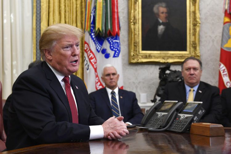 El presidente Donald Trump (izquierda) habla durante una reunión en la oficina Oval de la Casa Blanca en Washington, el jueves 31 de enero de 2019. Atrás se observa al vicepresidente Mike Pence (al centro) y al secretario de Estado Mike Pompeo (derecha). Foto: Susan Walsh / AP.