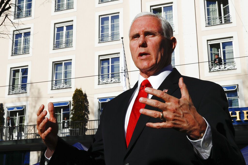 El vicepresidente de Estados Unidos Mike Pence habla con la prensa durante la Conferencia de Seguridad en Múnich, Alemania, el sábado 16 de febrero de 2019. Foto: Matthias Schrader / AP.