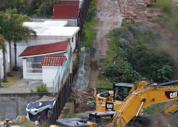 Fotografía del 15 de enero de 2019 de estructuras en Tijuana, México, a la izquierda de una sección más vieja del muro fronterizo, con maquinaria lista para continuar con el reemplazo del muro con secciones nuevas en San Diego. Foto: Gregory Bull / AP.