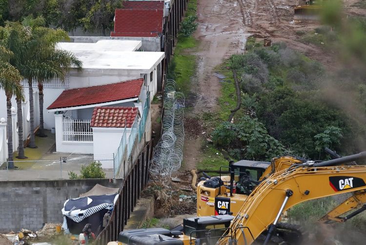 Fotografía del 15 de enero de 2019 de estructuras en Tijuana, México, a la izquierda de una sección más vieja del muro fronterizo, con maquinaria lista para continuar con el reemplazo del muro con secciones nuevas en San Diego. Foto: Gregory Bull / AP.