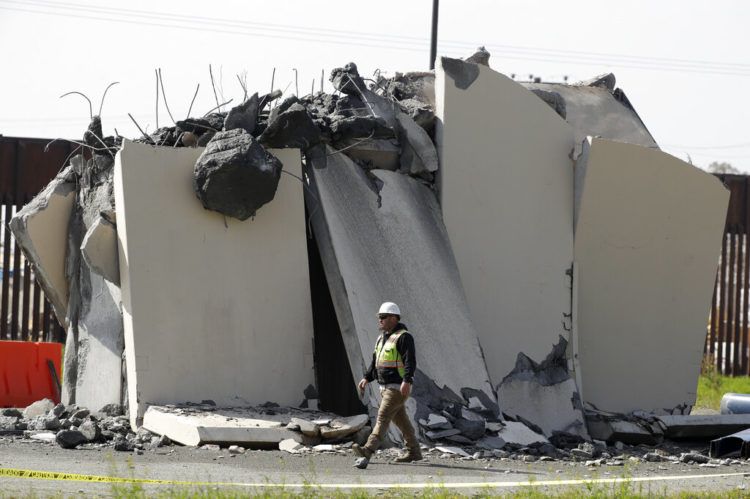 Un trabajador pasa por un prototitpo del muro fronterizo que fue demolido el miércoles 27 de febrero de 2019, en la frontera entre Tijuana, México, y San Diego. Foto: Gregory Bull / AP.