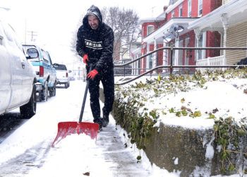 Charles High quita nieve afuera de una casa, el viernes 1 de febrero de 2019, en Hagerstown, Maryland. (Colleen McGrath/The Herald-Mail via AP)