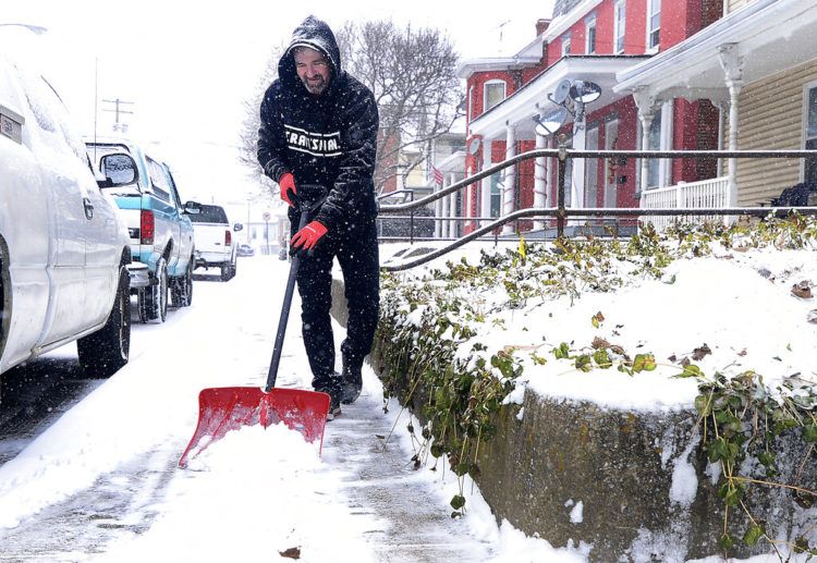 Charles High quita nieve afuera de una casa, el viernes 1 de febrero de 2019, en Hagerstown, Maryland. (Colleen McGrath/The Herald-Mail via AP)