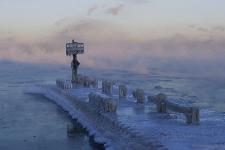 El faro de un puerto está cubierto por hielo y nieve sobre el lago Michigan en Chicago, 30 de enero de 2019. Foto: Nam Y. Huh/AP.