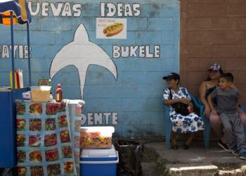 Vecinos se sientan junto a un mural que promueve la candidatura de Nayib Bukele, de la conservadora Gran Alianza para la Unidad Nacional (GANA), a las afueras de San Salvador, El Salvador, el viernes 1 de febrero de 2019. Foto: Moises Castillo / AP.