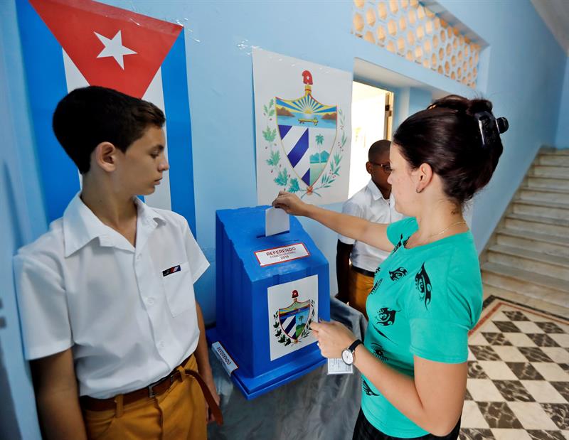 Más de 25.000 colegios electorales abrieron sus puertas en Cuba para votar en el referendo sobre la nueva Constitución. Foto: Ernesto Mastrascusa / EFE.