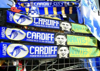 Bufandas en tributo del delantero argentino Emiliano Sala son desplegadas afuera del estadio del Cardiff City en Cardiff, Gales, el sábado 2 de febrero de 2019. (Mark Kerton/PA via AP)