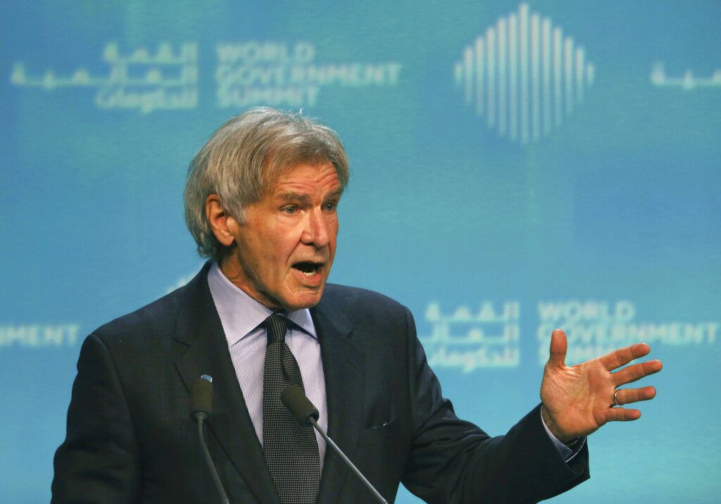 El actor estadounidense Harrison Ford habla sobre la conservación de los océanos en la Cumbre Mundial de Gobierno, en Dubái, Emiratos Árabes Unidos, el 12 de febrero de 2019. Foto: Jon Gambrell / AP.