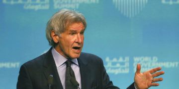 El actor estadounidense Harrison Ford habla sobre la conservación de los océanos en la Cumbre Mundial de Gobierno, en Dubái, Emiratos Árabes Unidos, el 12 de febrero de 2019. Foto: Jon Gambrell / AP.