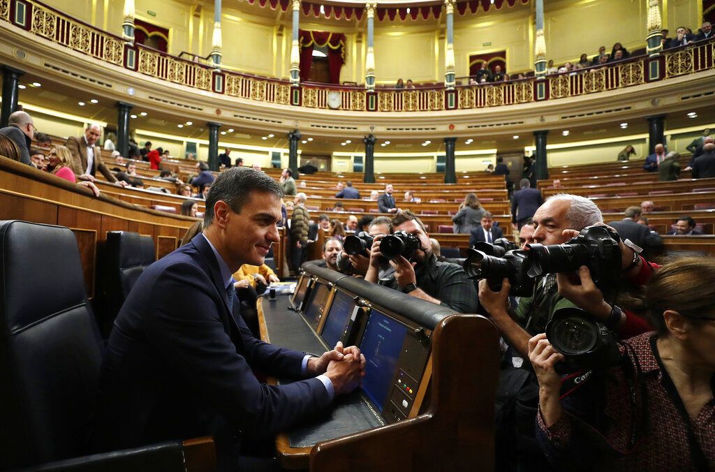 En esta imagen del miércoles 13 de febrero de 2019, el presidente de España Pedro Sánchez es fotografiado en el Parlamento de Madrid. Foto: Manu Fernandez / AP.