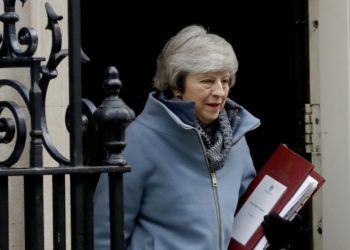 La primera ministra de Gran Bretaña, Theresa May, sale de su residencia oficial en el 10 Downing Street, Londres, para asistir a una sesión de control en el parlamento británico. Foto: Matt Dunham / AP.