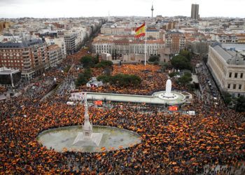 Miles de manifestantes ondean banderas españolas durante una protesta convocada por partidos de derechas en Madrid, el 10 de febrero de 2019, para pedir la dimisión del presidente del gobierno, Pedro Sánchez. (AP Foto/Andrea Comas)