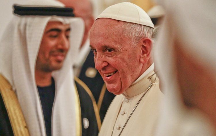 El papa Francisco durante su llegada al aeropuerto de Abu Dabi, en Emiratos Árabes Unidos, para el primer viaje papal de la historia a la región, cuna del islam. Foto: Andrew Medichini.