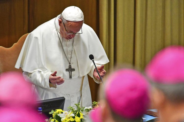 El Papa Francisco reza en el inicio de una cumbre para la prevención de abusos sexuales, en el Vaticano, el 21 de febrero de 2019. Foto: Vincenzo Pinto / Pool vía AP / Archivo.