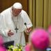 El Papa Francisco reza en el inicio de una cumbre para la prevención de abusos sexuales, en el Vaticano, el 21 de febrero de 2019. Foto: Vincenzo Pinto / Pool vía AP / Archivo.