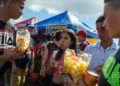 En las afueras de la fortaleza de San Carlos de La Cabaña, durante la Feria Internacional del Libro de La Habana 2019. Foto: Otmaro Rodríguez.