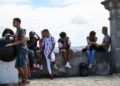 Jóvenes en la Feria Internacional del Libro de La Habana 2019, en la fortaleza de San Carlos de La Cabaña. Foto: Otmaro Rodríguez.