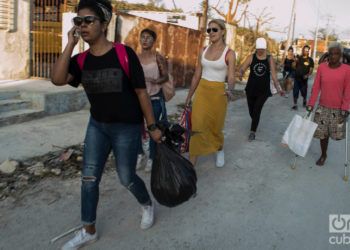 Voluntarios entregan donaciones en zonas afectadas por el tornado del 27 de enero de 2019 en La Habana. Foto: Otmaro Rodríguez.