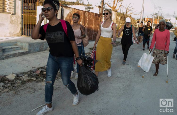 Voluntarios entregan donaciones en zonas afectadas por el tornado del 27 de enero de 2019 en La Habana. Foto: Otmaro Rodríguez.