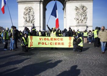 Manifestantes de los chalecos amarillos se reúnen en el Arco del Triunfo con una pancarta que dice “Paren la violencia policial” durante una movilización en París, el sábado 16 de febrero de 2019. Foto: Thibault Camus / AP.