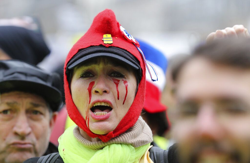 Una manifestante grita durante una protesta de los chalecos amarillos el sábado 2 de febrero de 2019 en París. Foto: François Mori / AP.