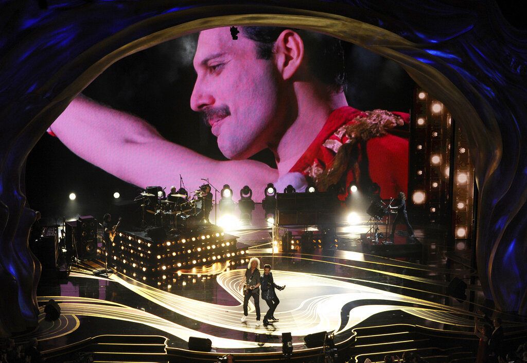 Una imagen de Freddie Mercury aparece en pantalla mientras Brian May, izuierda, y Adam Lambert de Queen interpretan un número musical en los Oscar Oscar en el Teatro Dolby de Los Angeles el 24 de febrero de 2019. (Foto Chris Pizzello/Invision/AP