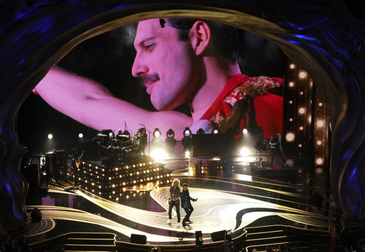 Una imagen de Freddie Mercury aparece en pantalla mientras Brian May, izuierda, y Adam Lambert de Queen interpretan un número musical en los Oscar Oscar en el Teatro Dolby de Los Angeles el 24 de febrero de 2019. (Foto Chris Pizzello/Invision/AP