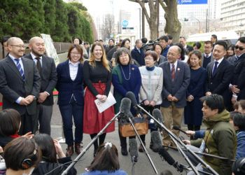 Varias personas conversan con la prensa antes de que presentaran demandas para impugnar la constitucionalidad del rechazo en el país a los matrimonios entre personas del mismo sexo, cerca de la Corte de Distrito en Tokio, el jueves 14 de febrero de 2019. Foto: Chika Ohshima/Kyodo News vía AP.