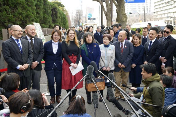 Varias personas conversan con la prensa antes de que presentaran demandas para impugnar la constitucionalidad del rechazo en el país a los matrimonios entre personas del mismo sexo, cerca de la Corte de Distrito en Tokio, el jueves 14 de febrero de 2019. Foto: Chika Ohshima/Kyodo News vía AP.