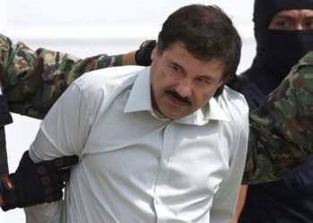 Joaquín "El Chapo" Guzmán, líder del cartel de Sinaloa, mientras es escoltado hacia un helicóptero en la ciudad de México tras su captura en Mazatlán, México. Foto: Eduardo Verdugo/AP.