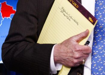 El asesor de seguridad nacional John Bolton sostiene una libreta durante una conferencia de prensa en la Casa Blanca el lunes 28 de enero de 2019 en Washington. (AP Foto/ Evan Vucci)