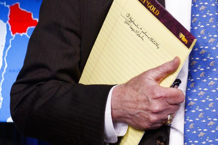 El asesor de seguridad nacional John Bolton sostiene una libreta durante una conferencia de prensa en la Casa Blanca el lunes 28 de enero de 2019 en Washington. (AP Foto/ Evan Vucci)