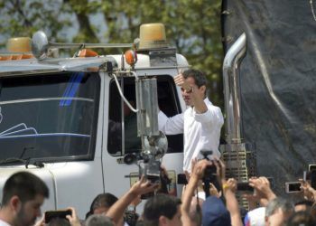 El autoproclamado presidente interino Juan Guaidó levanta el pulgar tras subirse a uno de los camiones con ayuda humanitaria que buscarán ingresar a Venezuela desde Cúcuta, Colombia, el sábado 23 de febrero de 2019. Foto: Fernando Vergara / AP.