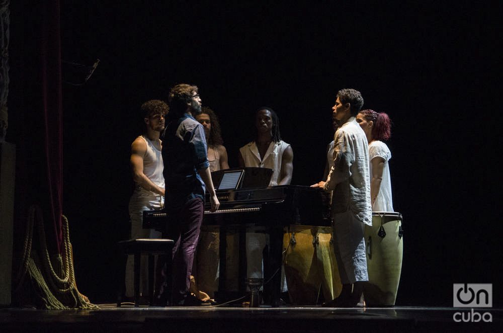 La compañía Acosta Danza estrena la obra "Cor", en el Gran Teatro Alicia Alonso de La Habana. Foto: Enrique Smith.