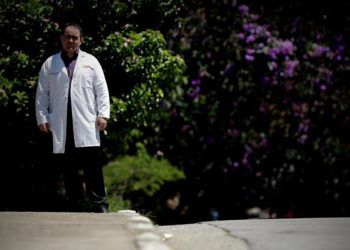El médico cubano Yennier Escobar, de 33 años, camina por las instalaciones de la Unidad Básica de Salud "Nova Bom Sucesso", el lunes 28 de enero de 2019, en Guarulhos, estado de Sao Paulo. Foto: Fernando Bizerra Jr. / EFE.