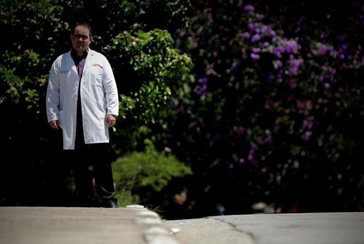 El médico cubano Yennier Escobar, de 33 años, camina por las instalaciones de la Unidad Básica de Salud "Nova Bom Sucesso", el lunes 28 de enero de 2019, en Guarulhos, estado de Sao Paulo. Foto: Fernando Bizerra Jr. / EFE.
